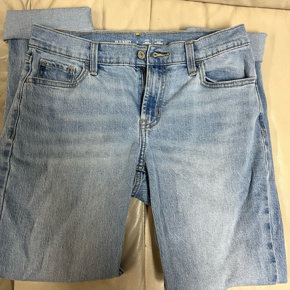 Old Navy Mid-Rise Wow Boyfriend Straight Jeans 2 - Picture 4 of 6